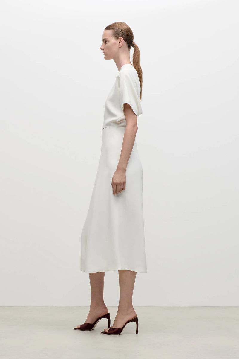 Raffiniertes Midi-Kleid aus fließendem Cady