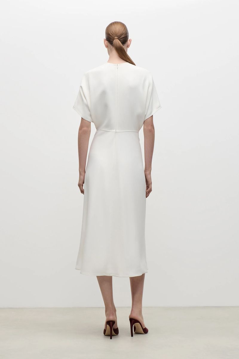 Raffiniertes Midi-Kleid aus fließendem Cady