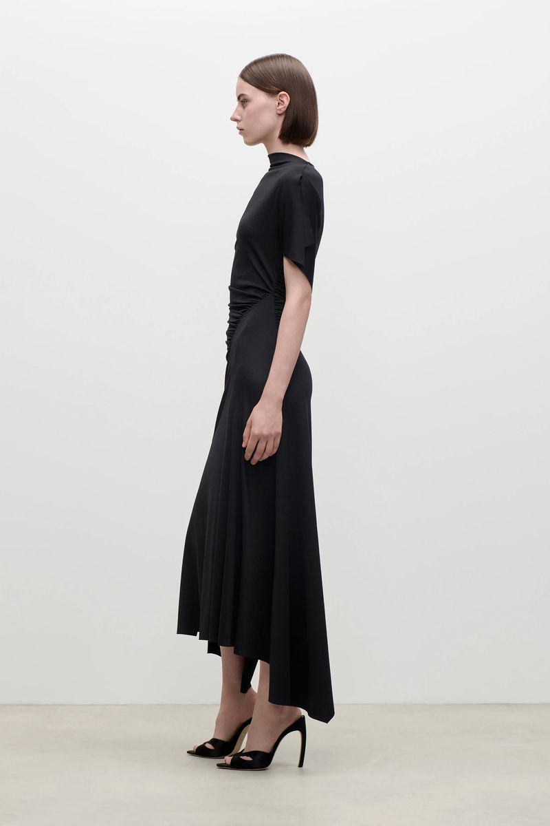 Fließendes Midikleid mit Raffung
