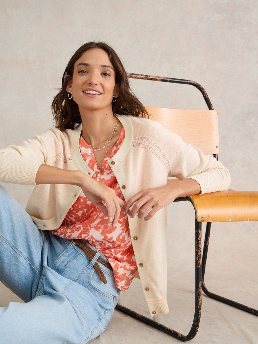 Klassische Strickjacke mit Rundhalsausschnitt