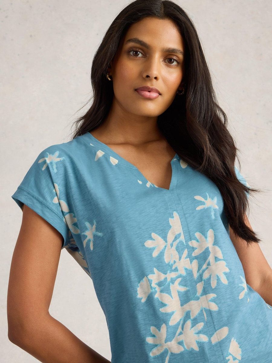 Florales T-Shirt mit Keilausschnitt
