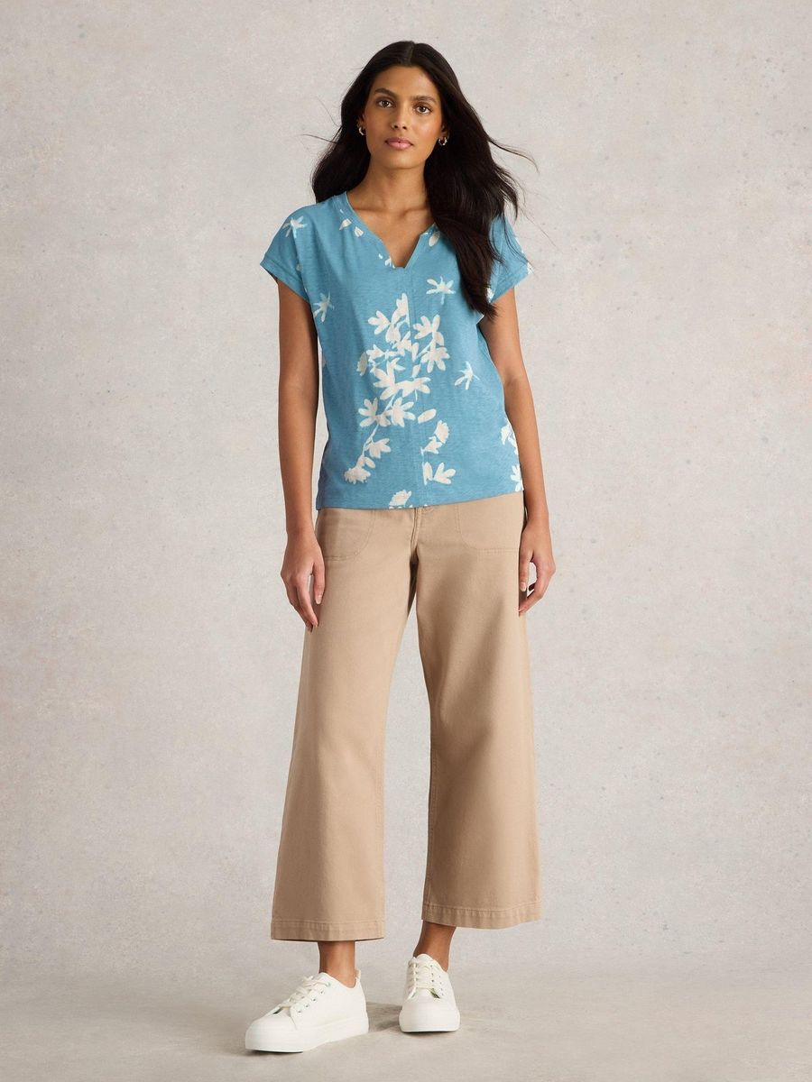 Florales T-Shirt mit Keilausschnitt