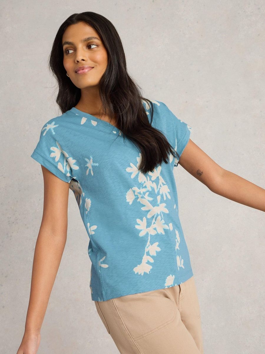 Florales T-Shirt mit Keilausschnitt