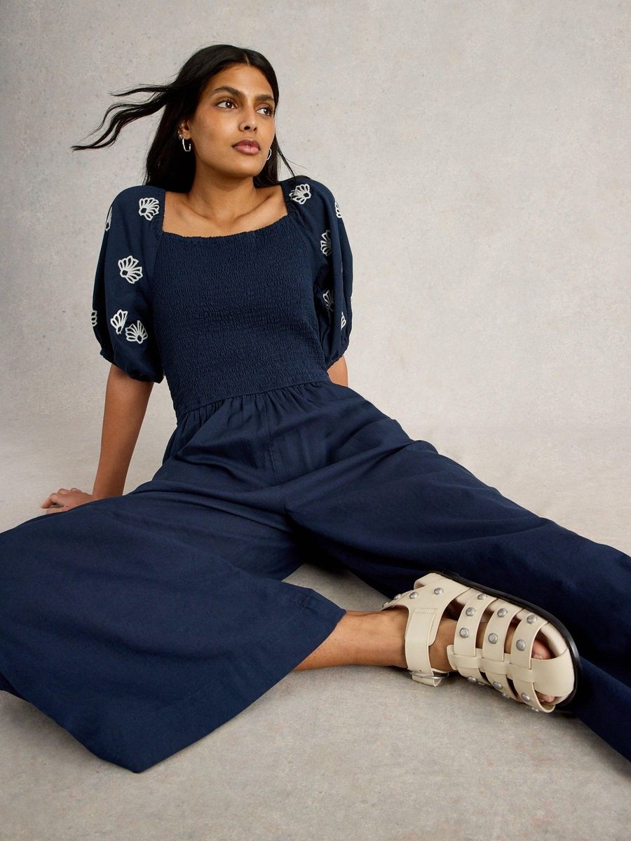 Bestickter Leinen-Jumpsuit mit Smok-Details