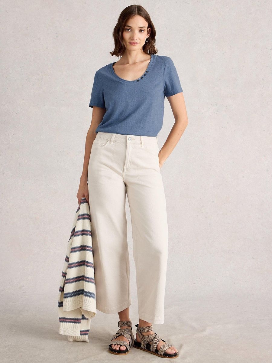 Klassisches Baumwoll-T-Shirt mit Knopfdetails