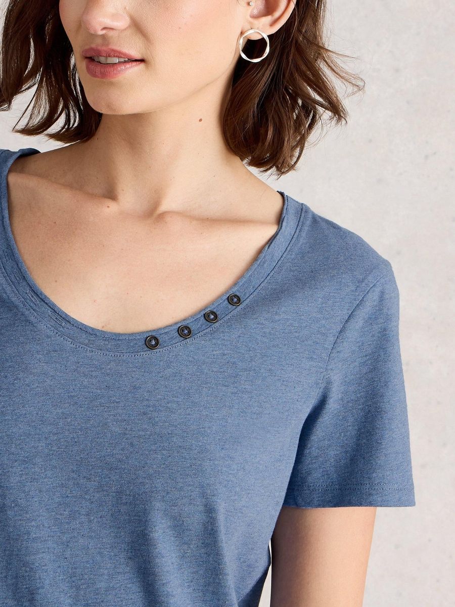 Klassisches Baumwoll-T-Shirt mit Knopfdetails