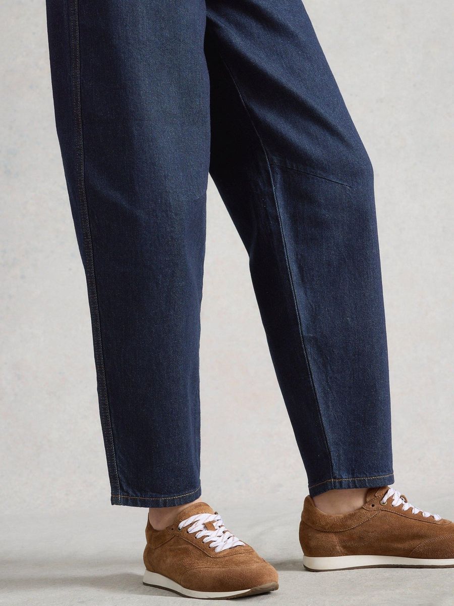 Hochgeschnittene Jeans im Barrel-Schnitt
