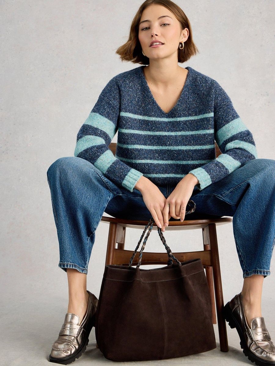Gestreifter Strickpullover mit V-Ausschnitt