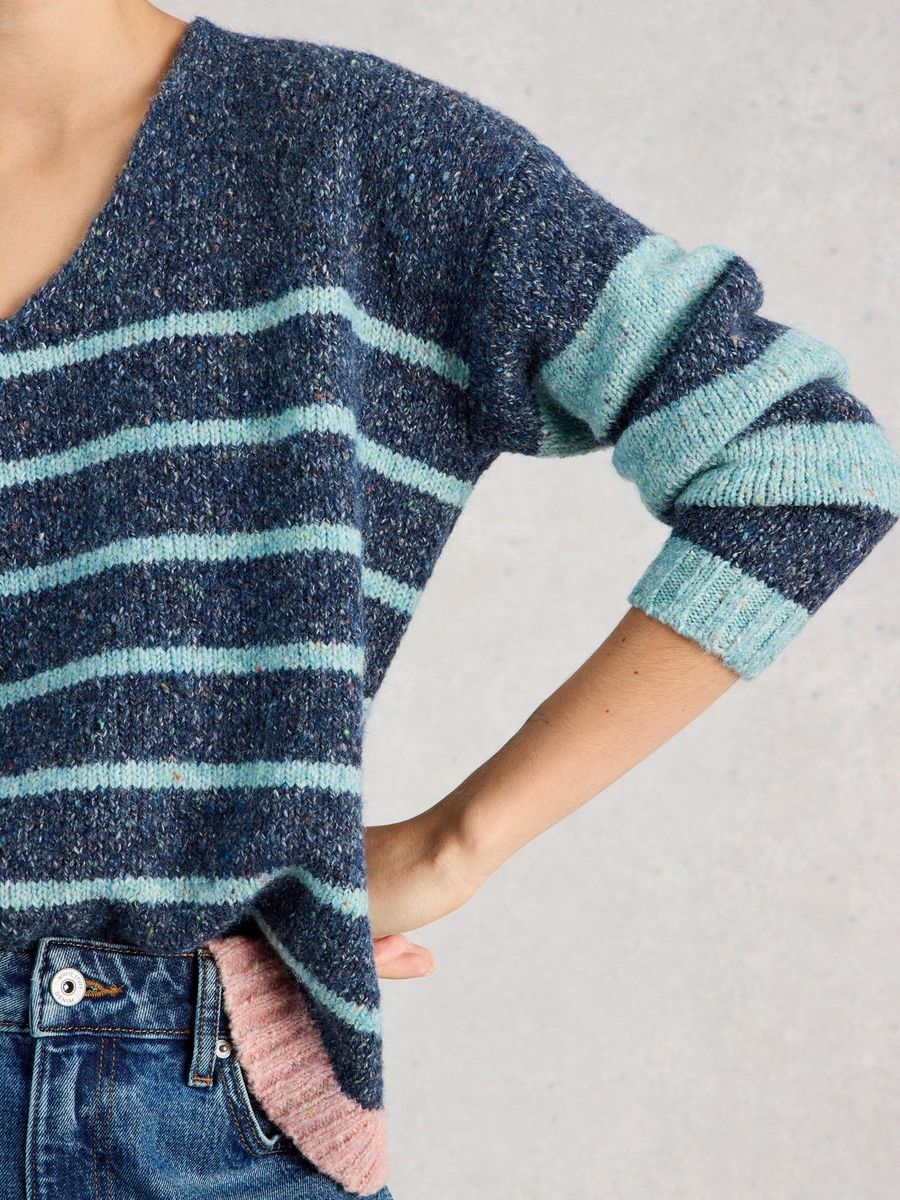 Gestreifter Strickpullover mit V-Ausschnitt