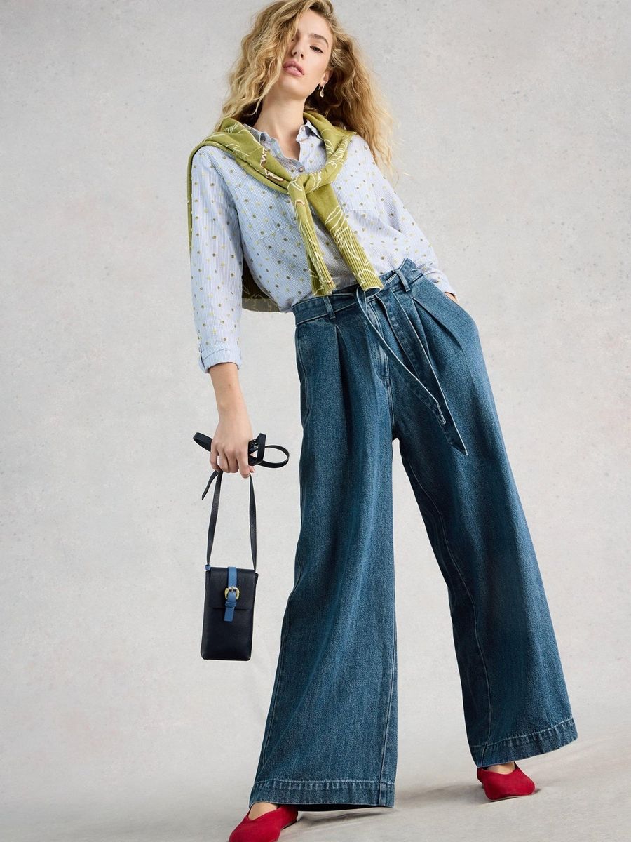 Fließende High-Waist-Jeans mit weitem Bein