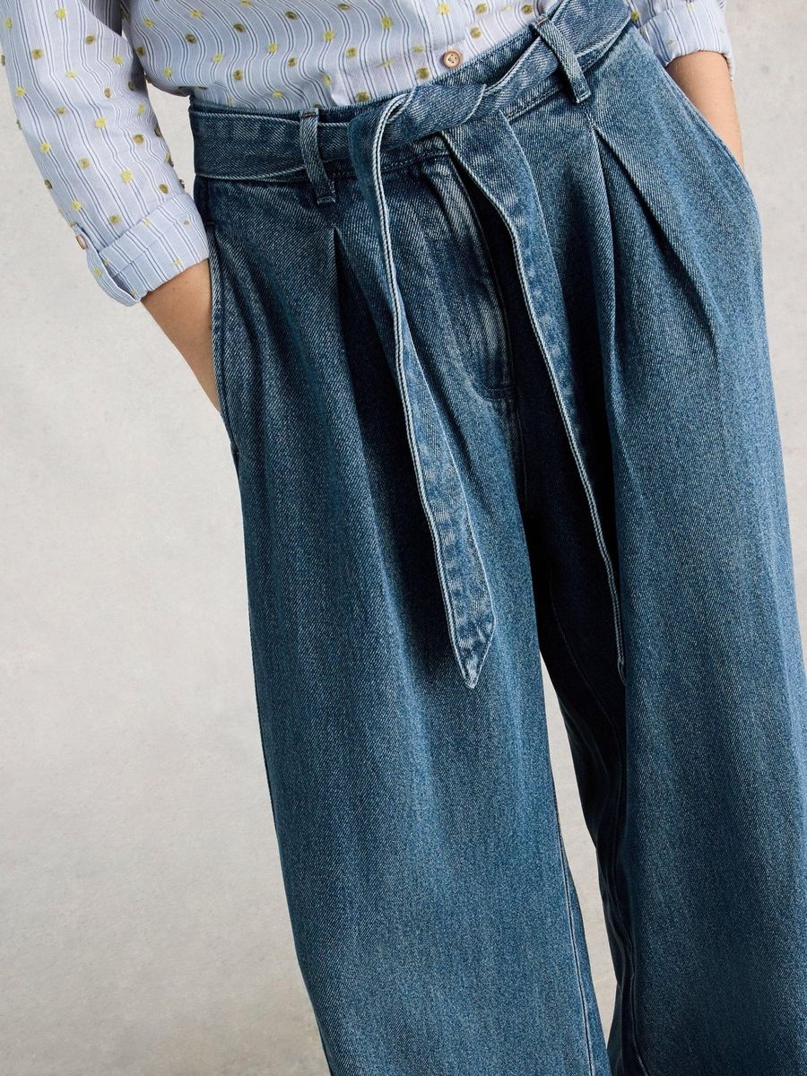 Fließende High-Waist-Jeans mit weitem Bein