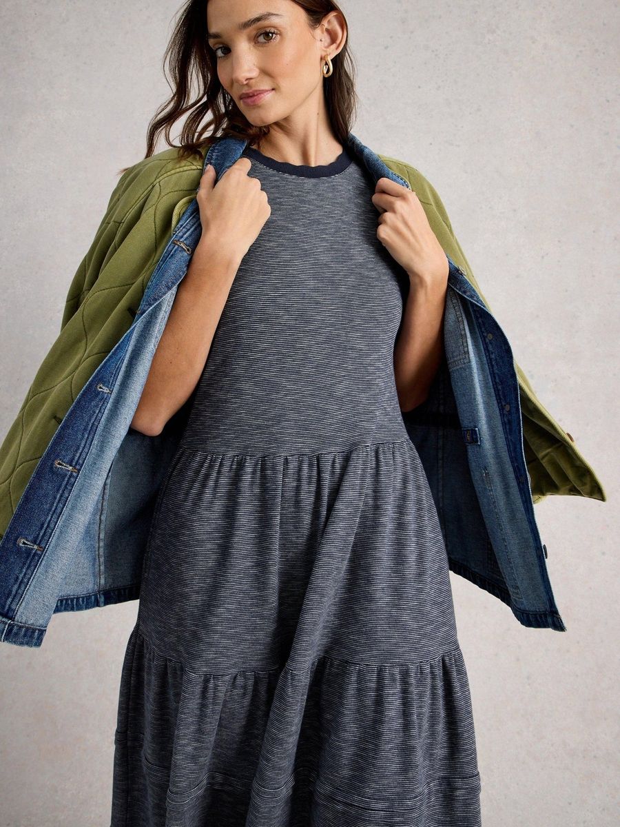 Gestuftes Gestreiftes Jersey-Midikleid