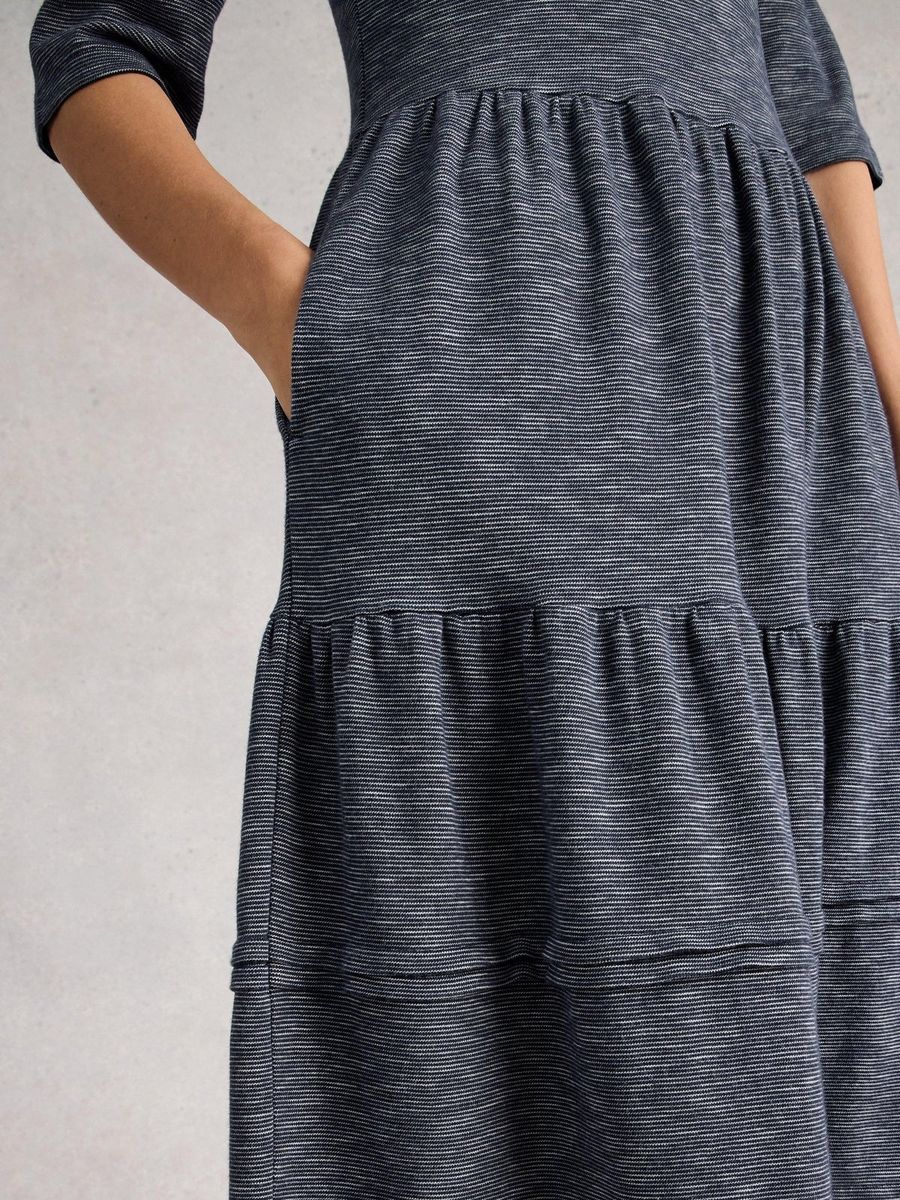 Gestuftes Gestreiftes Jersey-Midikleid