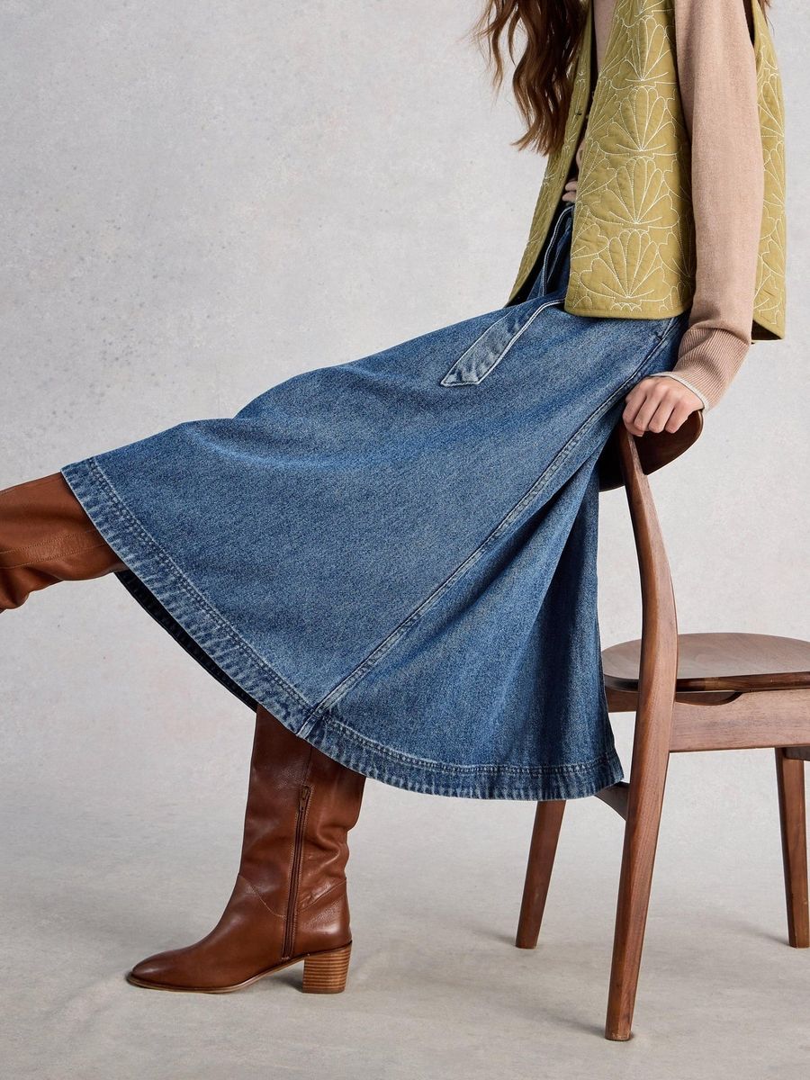 Fließendes Denim-Midi mit Bindegürtel