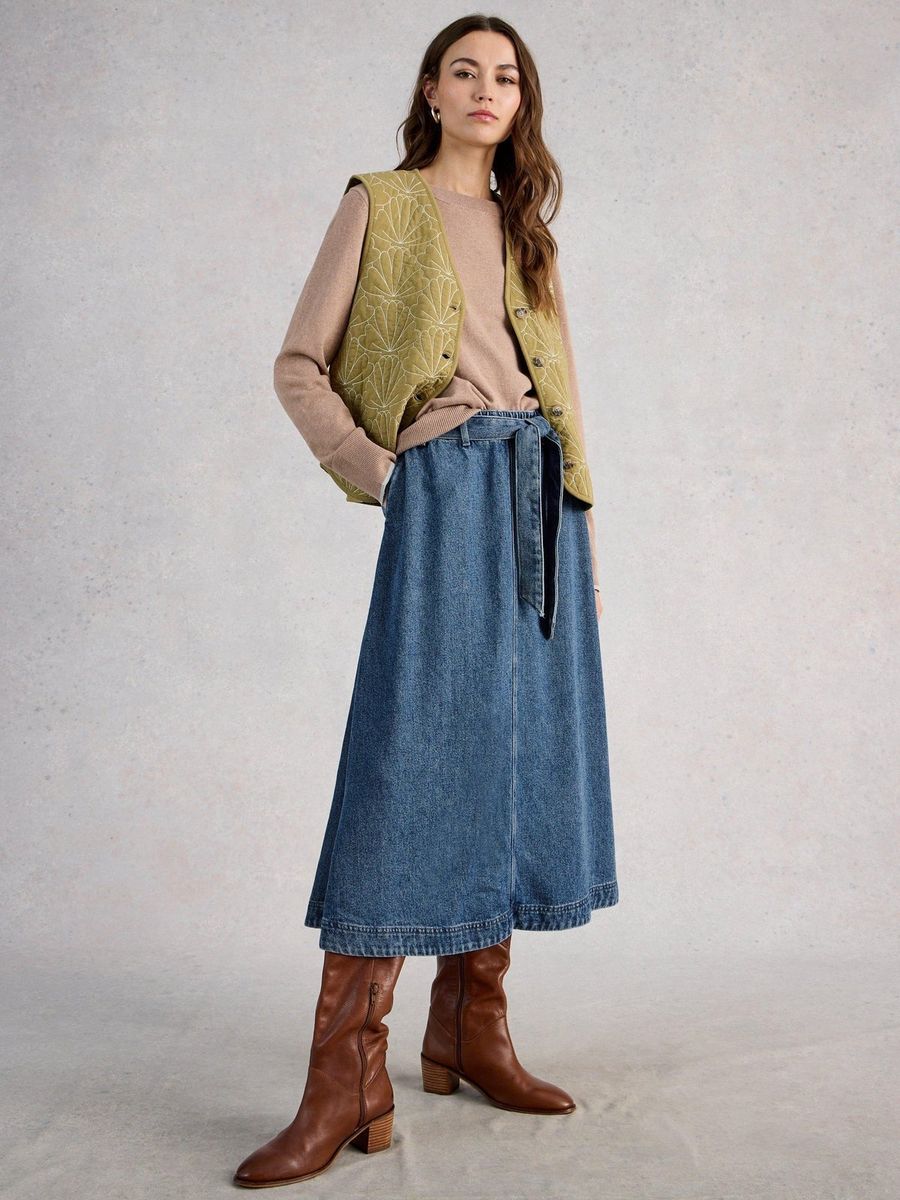 Fließendes Denim-Midi mit Bindegürtel