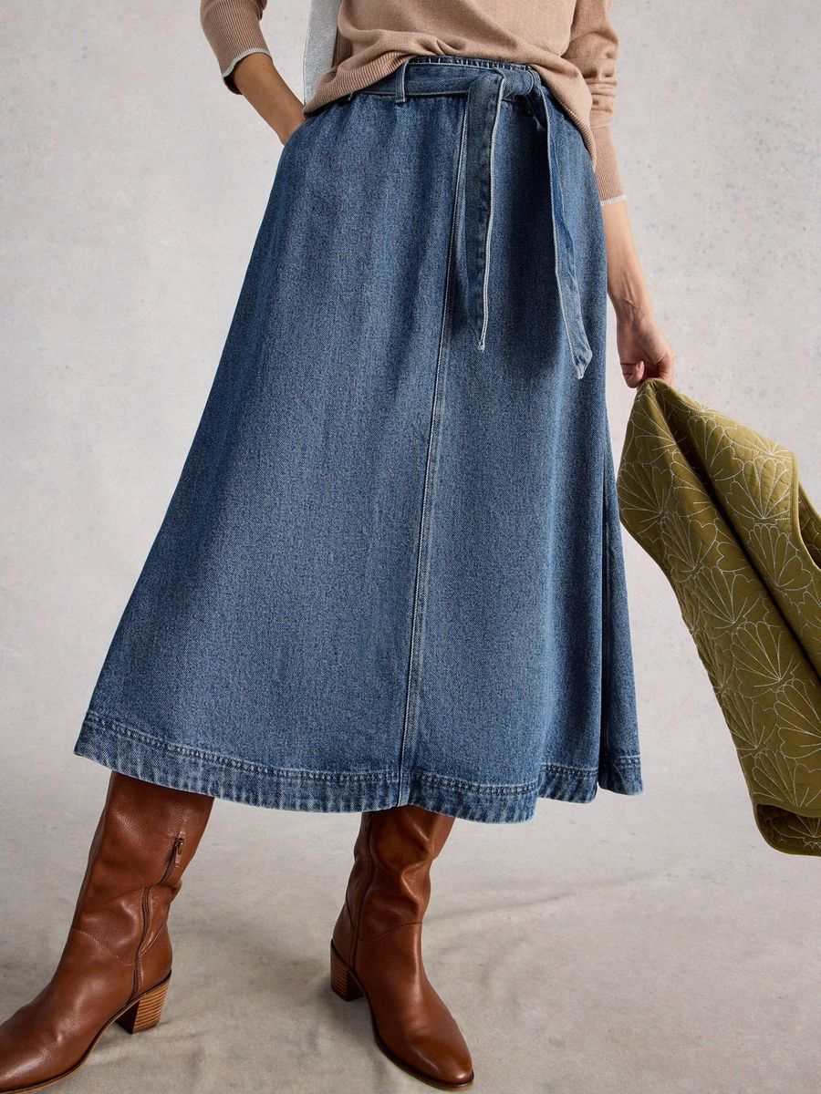 Fließendes Denim-Midi mit Bindegürtel