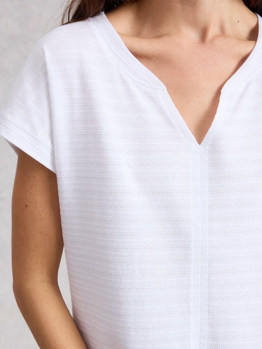 T-Shirt mit strukturiertem Schlitz-Ausschnitt