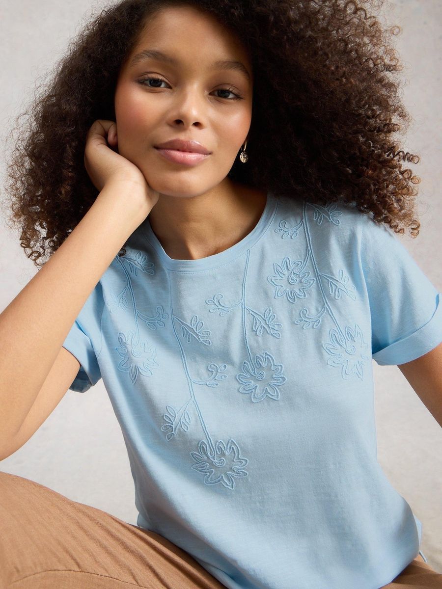 Besticktes T-Shirt mit Blumenmuster