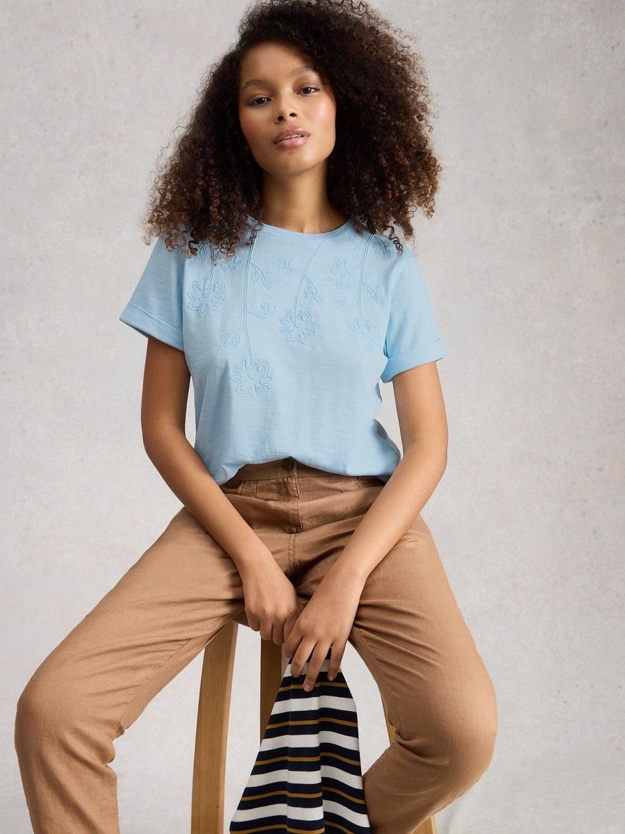 Besticktes T-Shirt mit Blumenmuster
