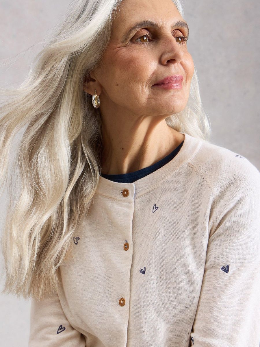 Bestickte Bio-Baumwoll-Strickjacke mit Herzchen