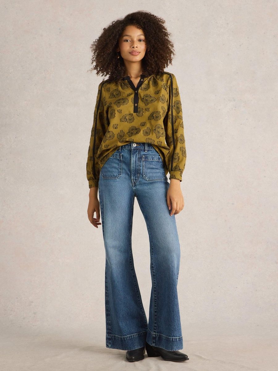 Frankie Jeans mit ausgestelltem Bein