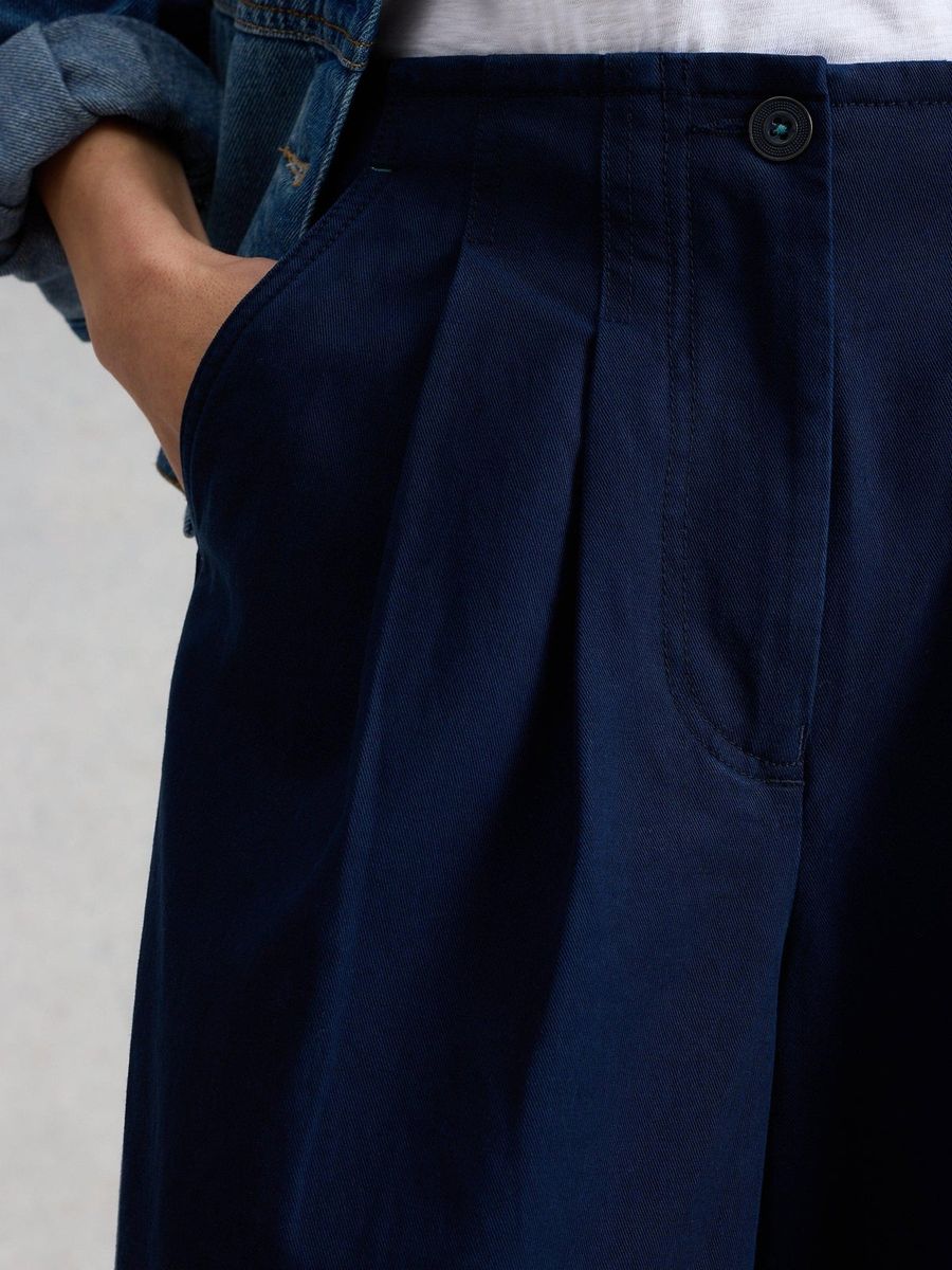 Weite Hose mit Falten-Details