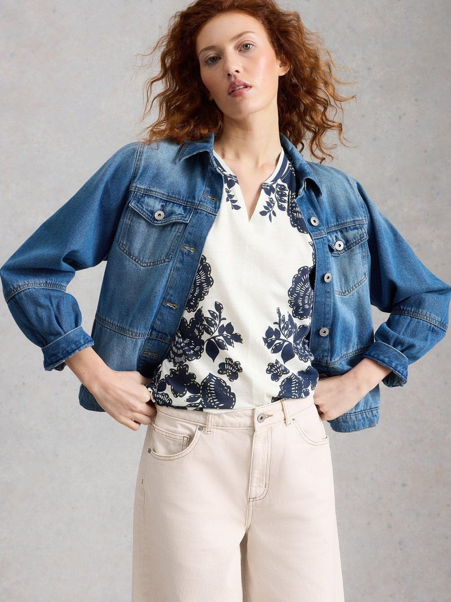 T-Shirt mit Blumenmuster und Keilausschnitt