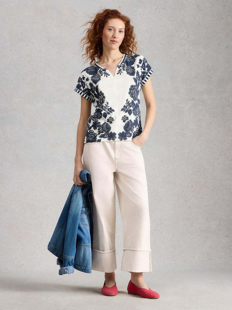 T-Shirt mit Blumenmuster und Keilausschnitt