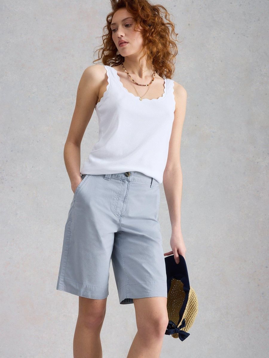 Klassische knielange Chino-Shorts