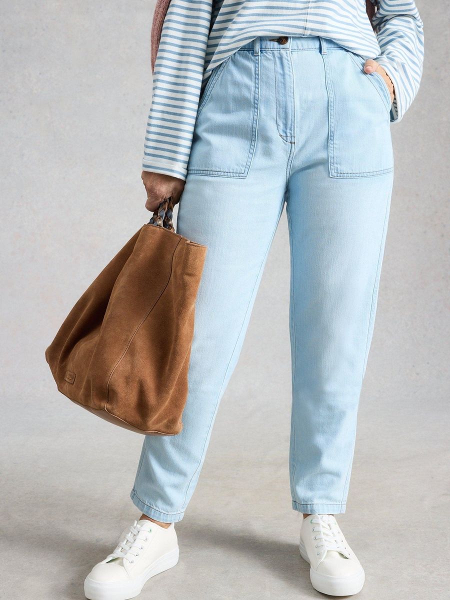 Hellblaue Jeans mit aufgesetzten Taschen