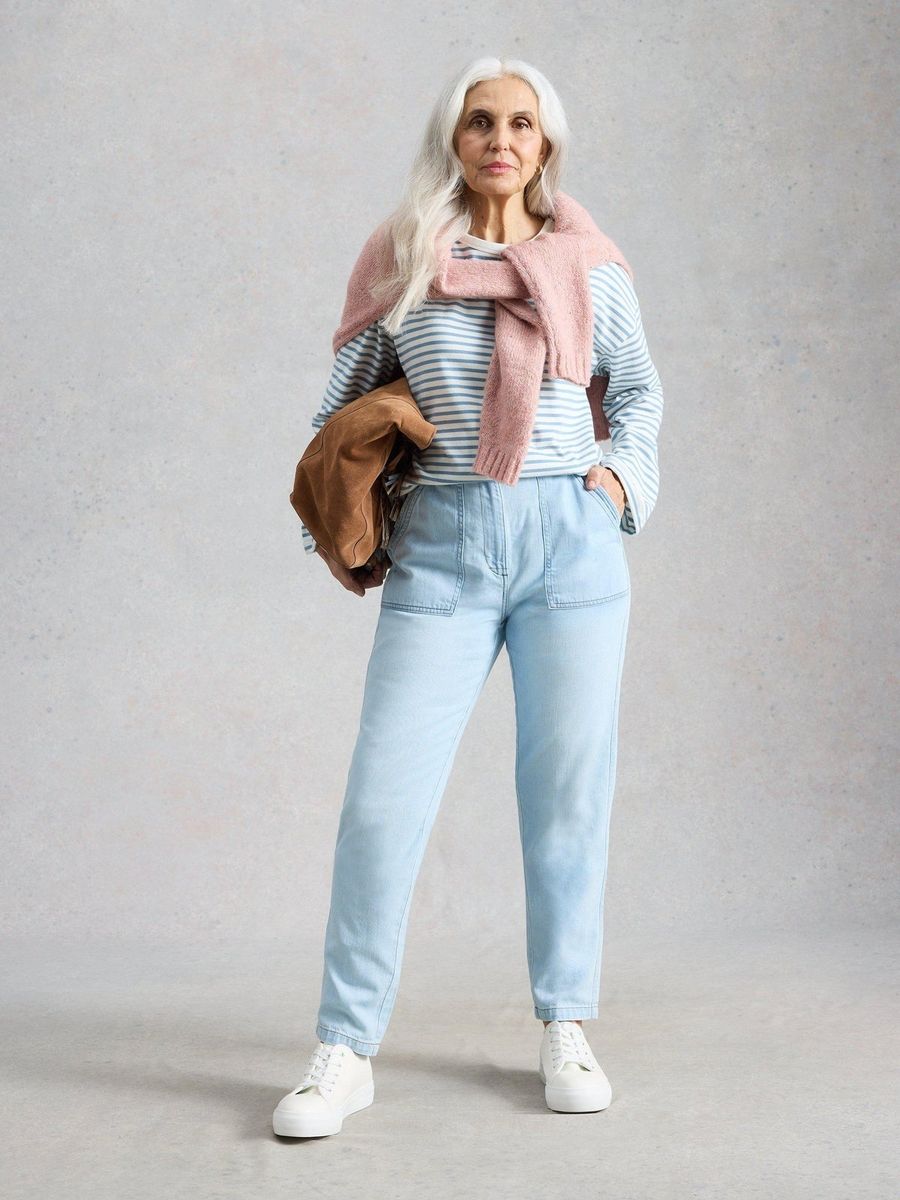 Hellblaue Jeans mit aufgesetzten Taschen