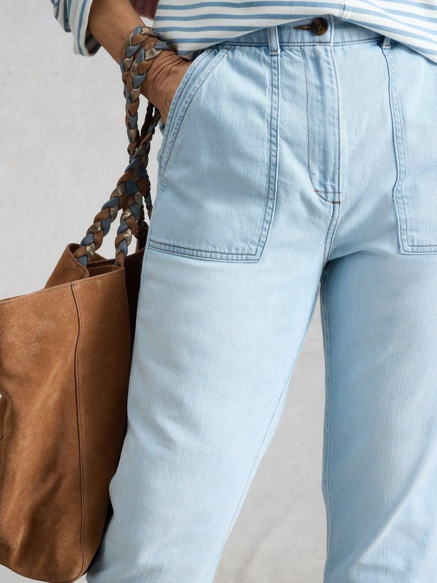 Hellblaue Jeans mit aufgesetzten Taschen