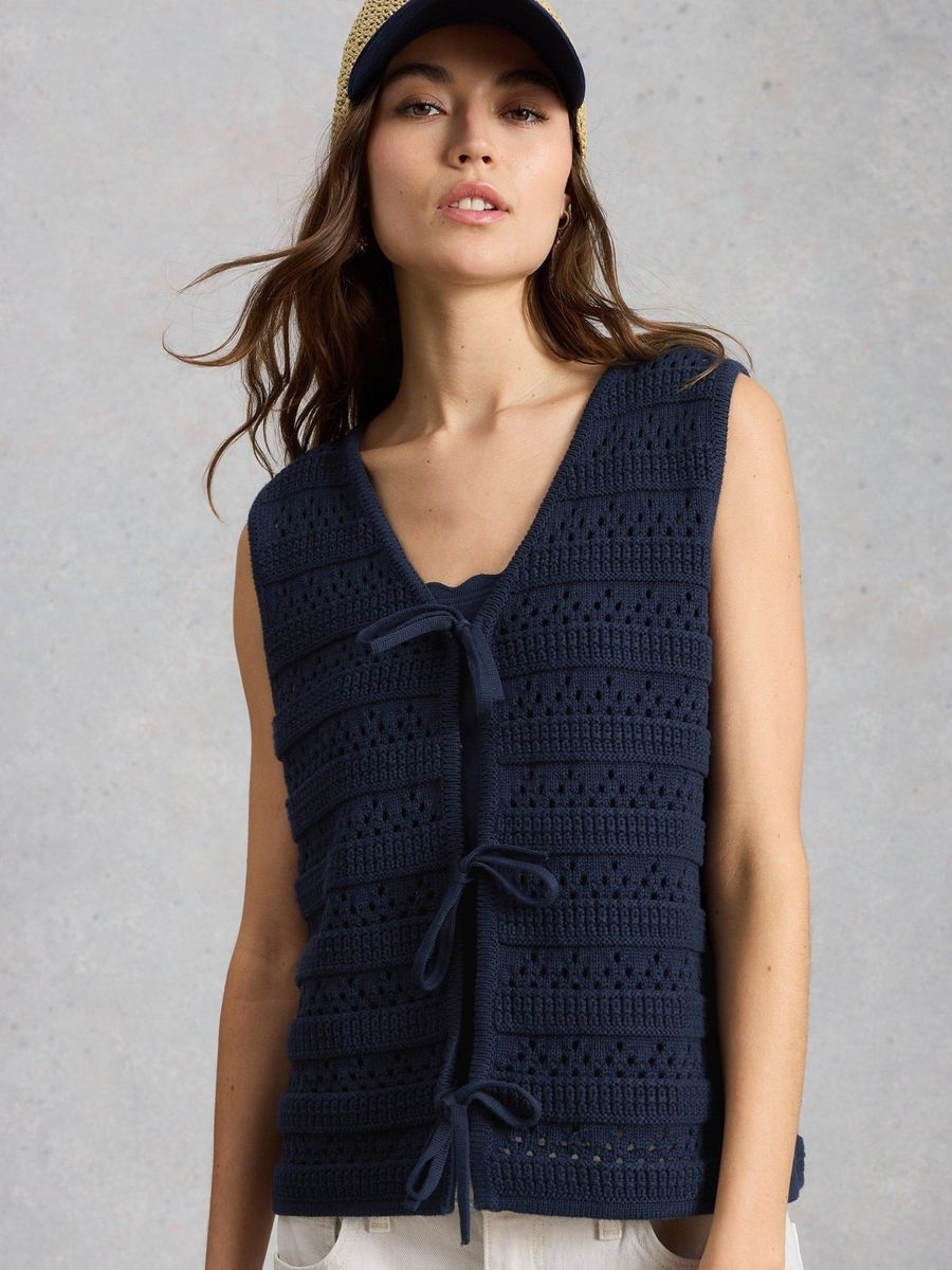 Gehäkelte Strickweste mit Bindeschleifen