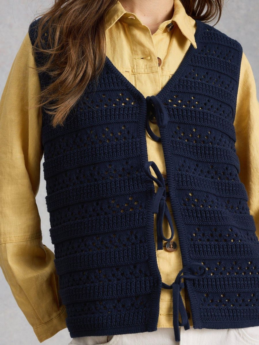 Gehäkelte Strickweste mit Bindeschleifen
