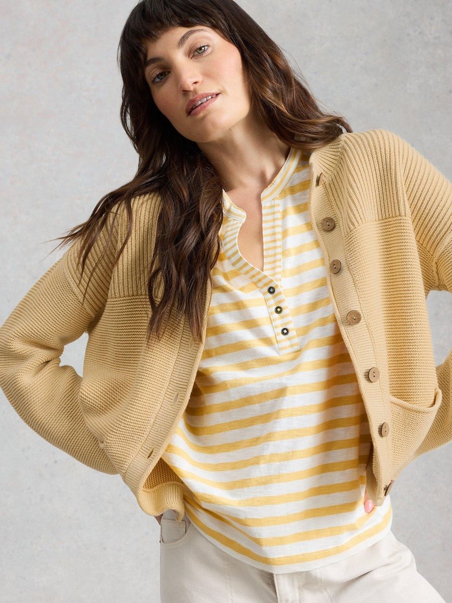 Klassisches Gestreiftes Henley-Top