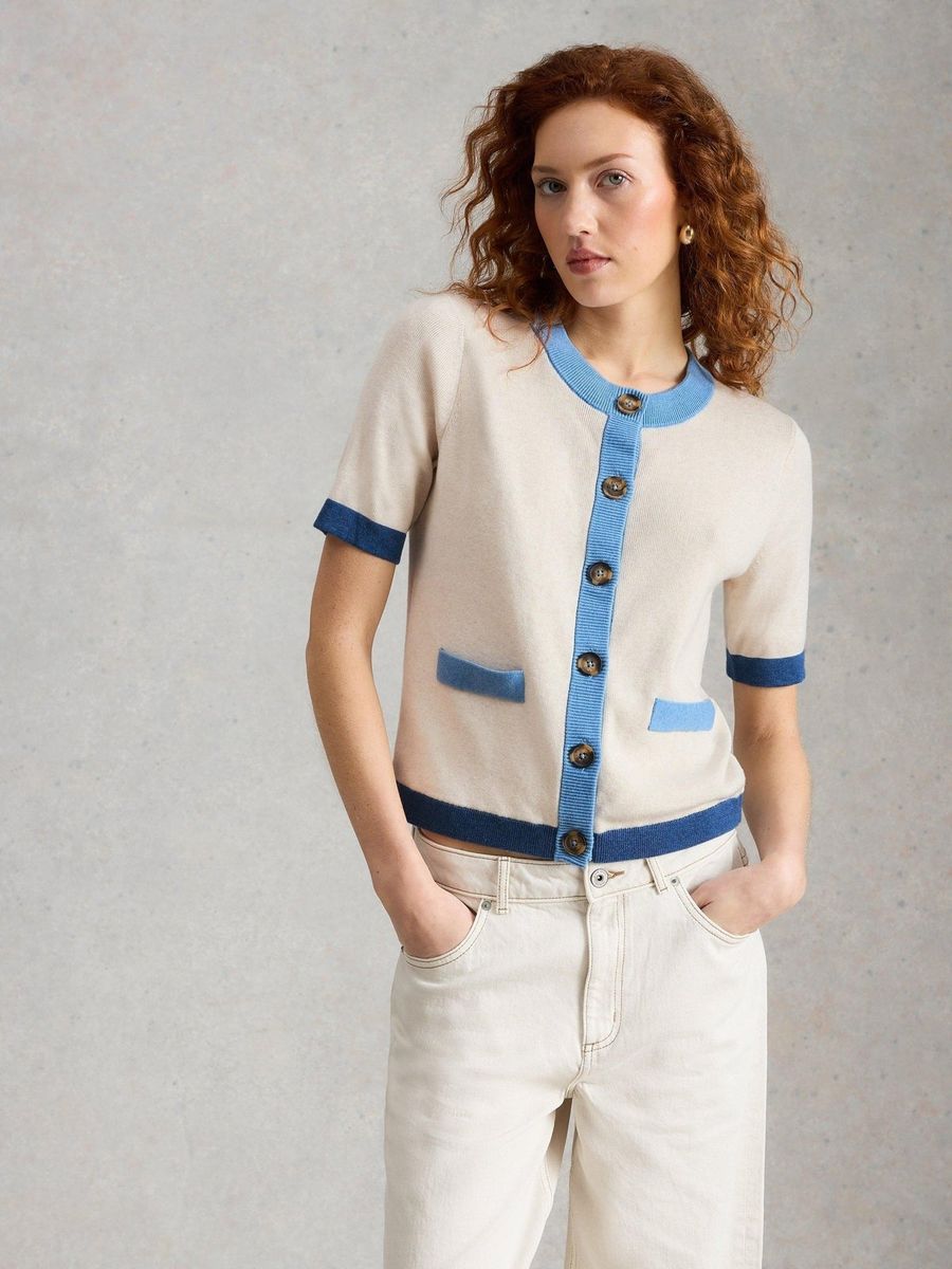 Kurzarm-Strickjacke mit Kontrastbündchen