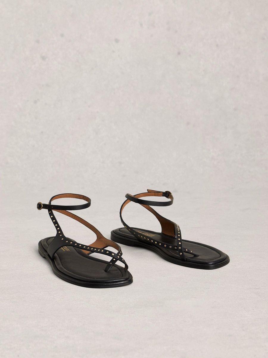 Minimalistische T-Riemchen-Sandalen mit Nieten