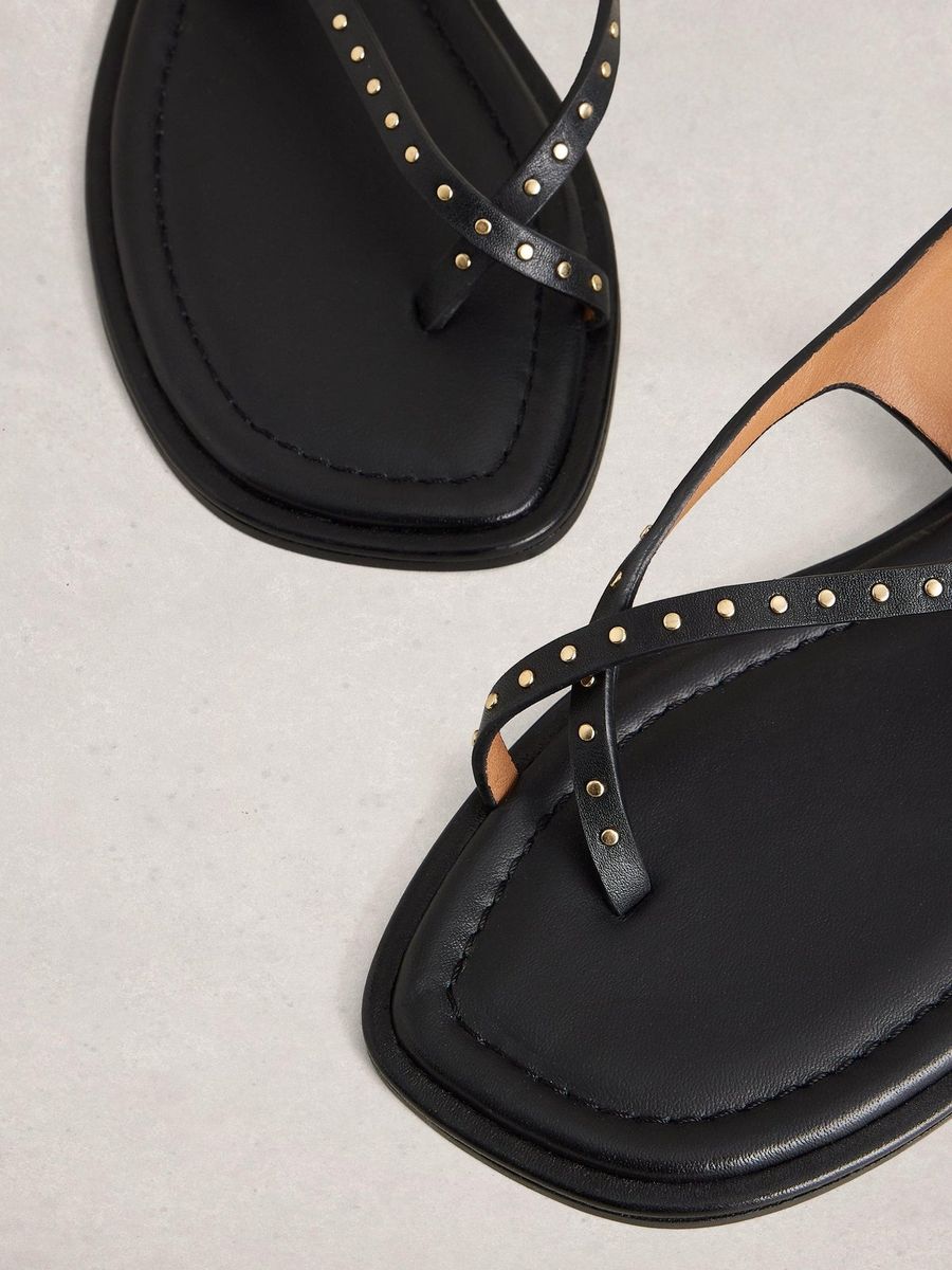 Minimalistische T-Riemchen-Sandalen mit Nieten