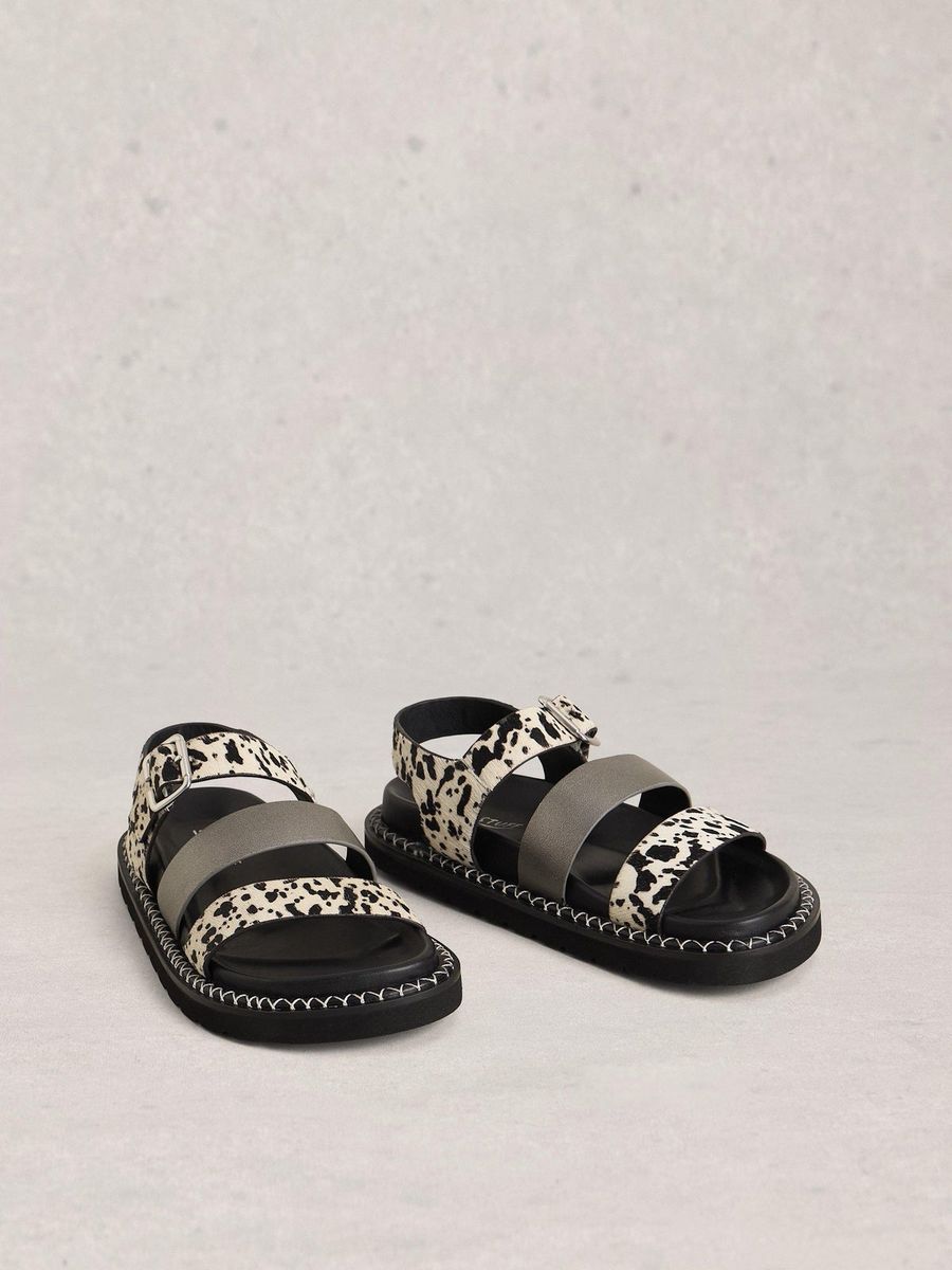 Sandalen mit Tierprint und Schnallen