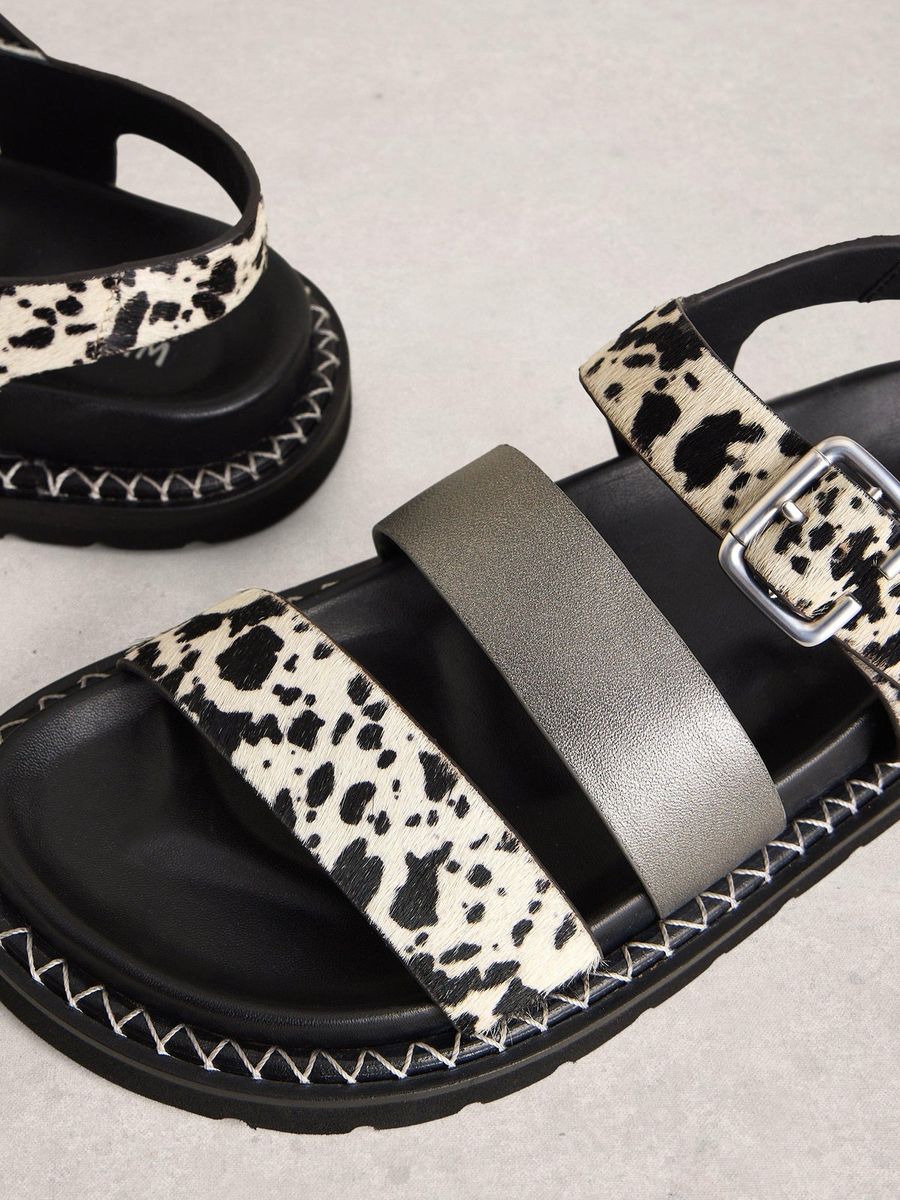 Sandalen mit Tierprint und Schnallen