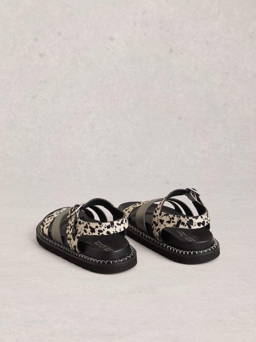 Sandalen mit Tierprint und Schnallen