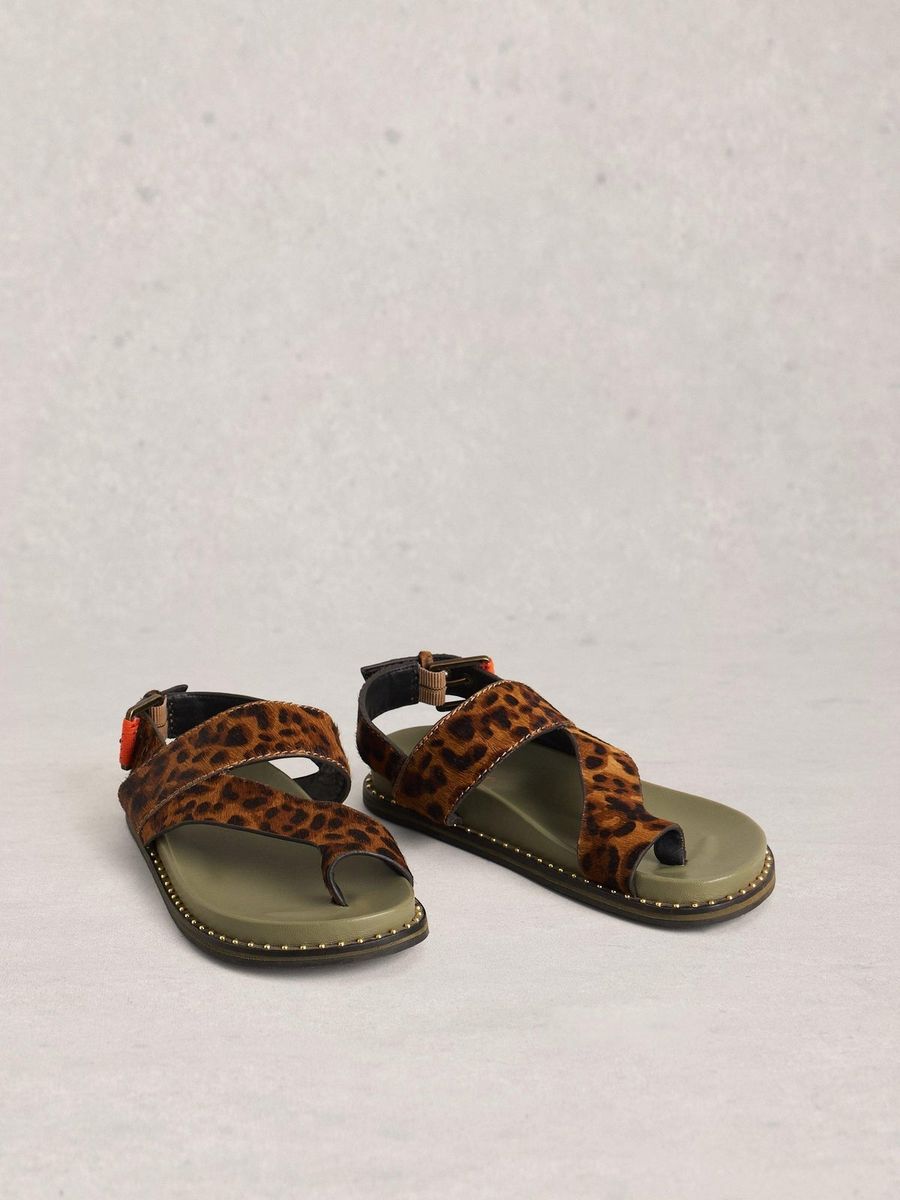 Sandalen mit Leopardenmuster und Zehenschlaufe
