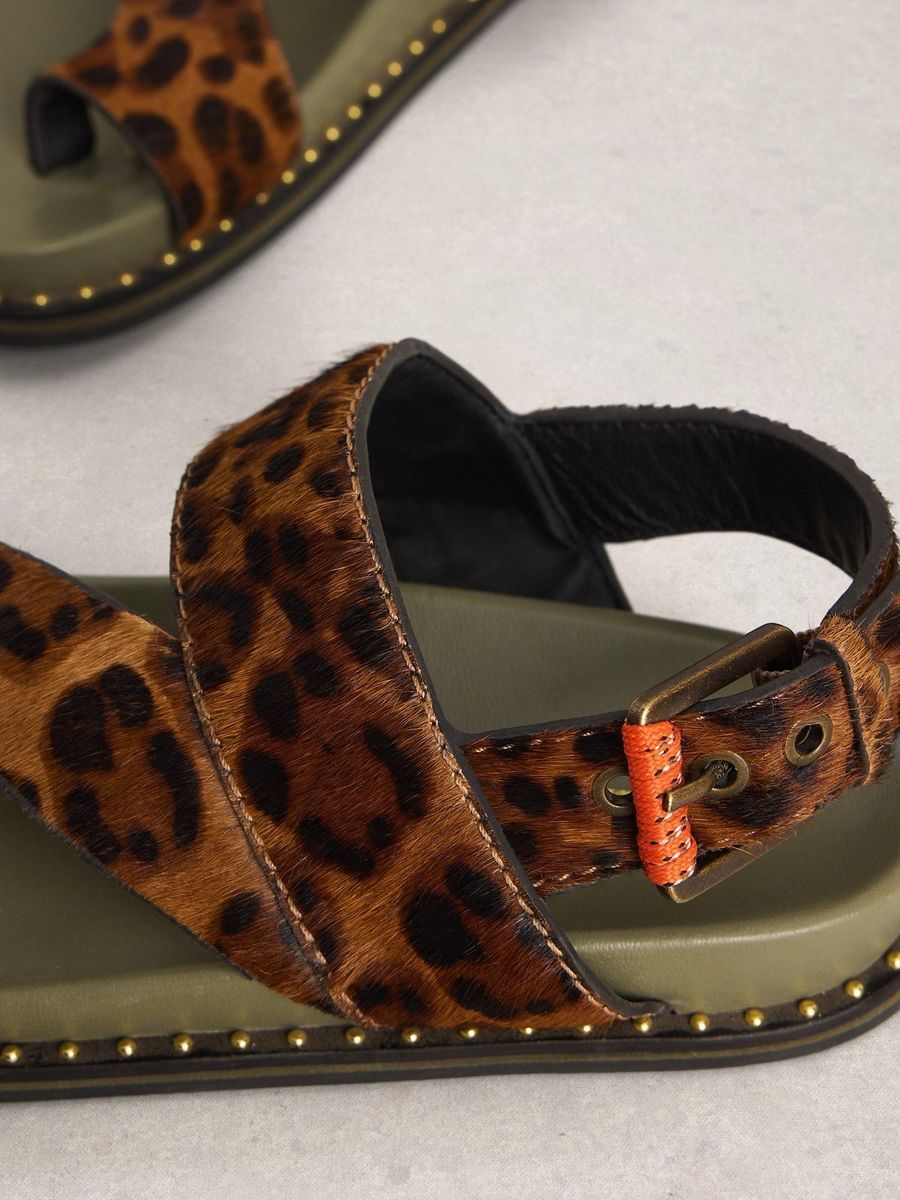 Sandalen mit Leopardenmuster und Zehenschlaufe