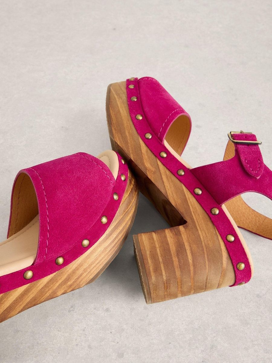 Plateau-Clogs mit Nietenbesatz