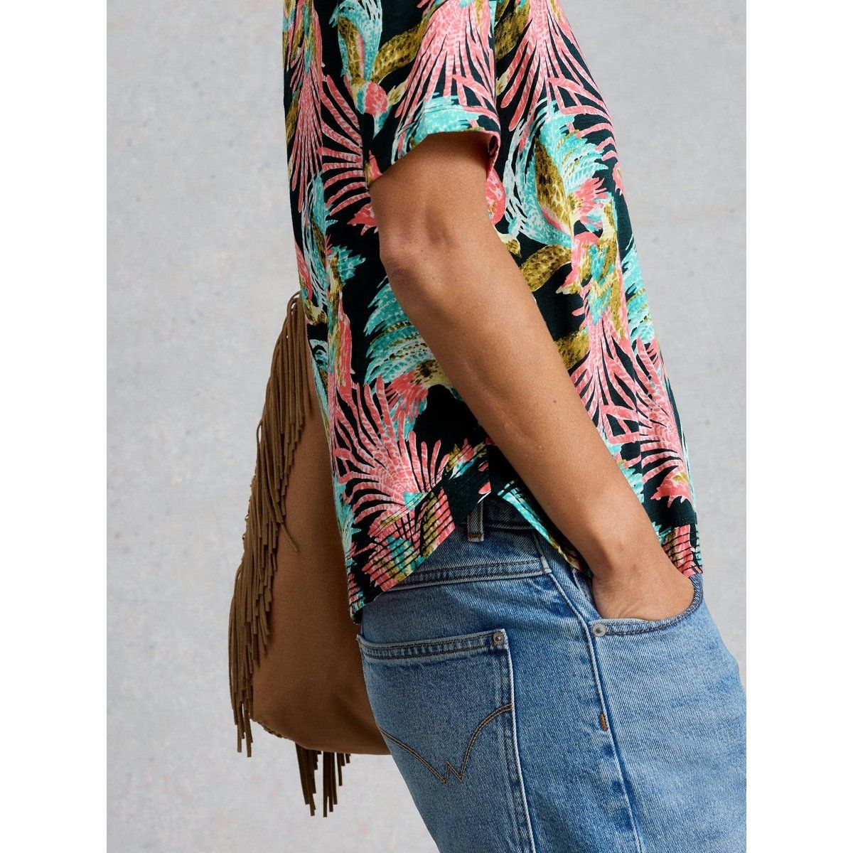 T-Shirt mit Tropenprint und Ausschnitt