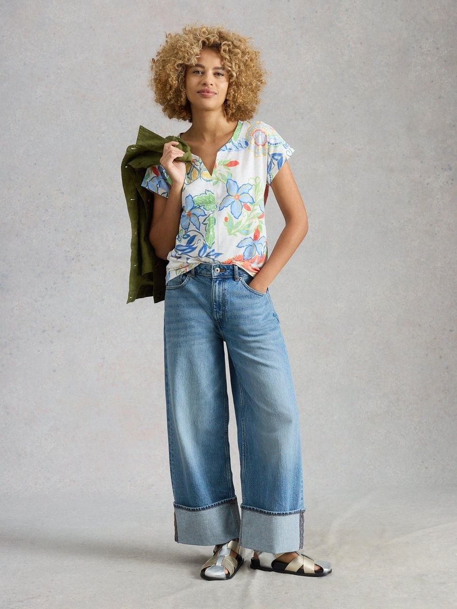 Baumwoll-T-Shirt mit Blumenprint und Keilausschnitt