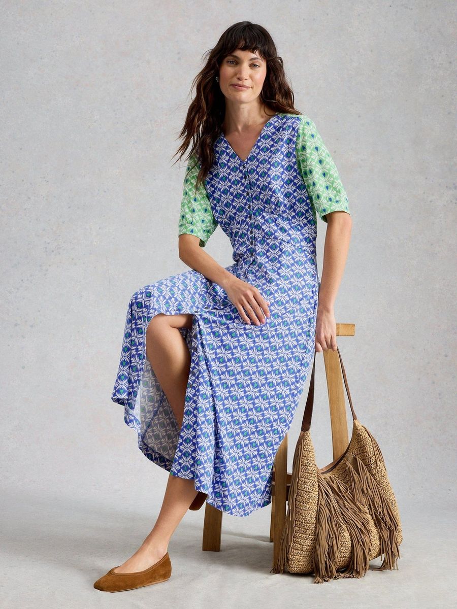 Jerseykleid mit geometrischem Muster und V-Ausschnitt