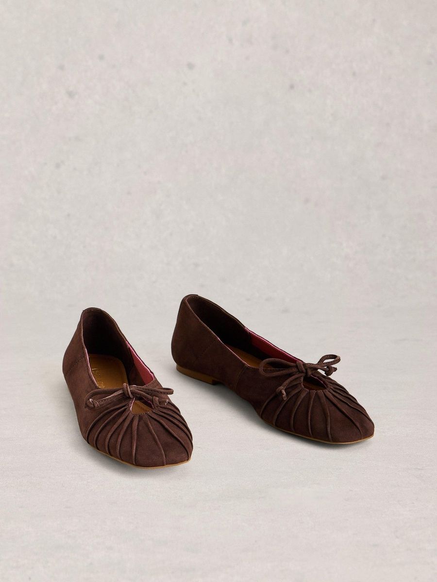 Geraffte Wildleder-Ballerinas mit Schleife
