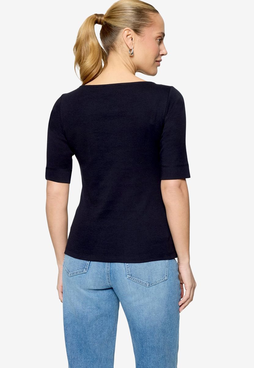 Minimalistisches Shirt mit U-Boot-Ausschnitt