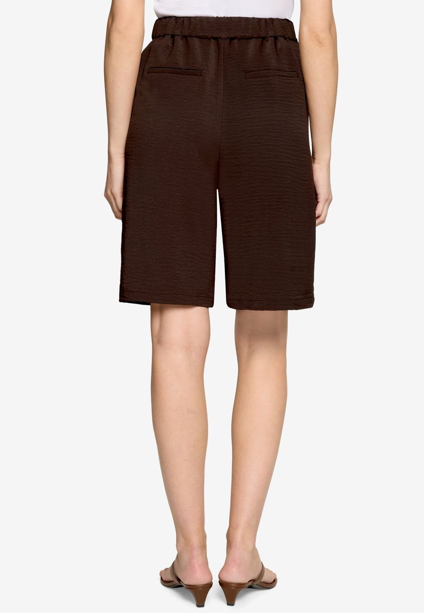 Taillierte Bermuda-Shorts mit Ring-Gürtel
